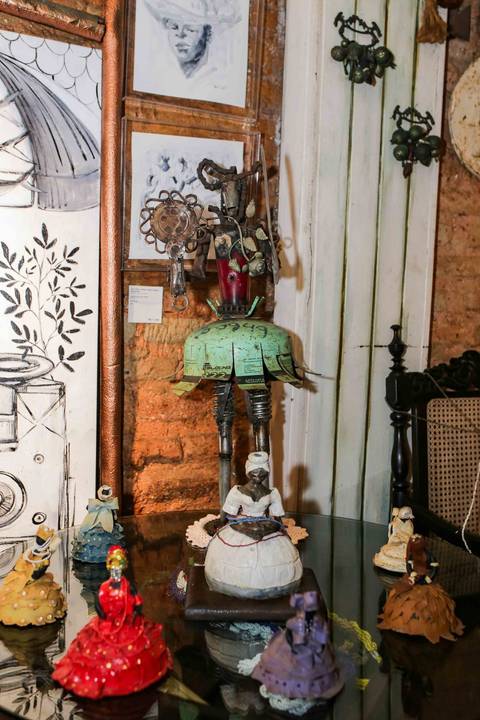 Amigos, familiares e clientes de longa data fizeram questão de prestigiar o lançamento de A Alma Servida à Mesa. A atmosfera vibrante e acolhedora mostrou que a Casa de Tereza é, antes de tudo, um lar aberto para celebrar a vida e a arte.'