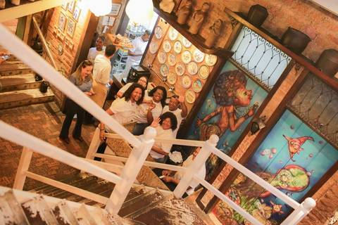 Amigos, familiares e clientes de longa data fizeram questão de prestigiar o lançamento de A Alma Servida à Mesa. A atmosfera vibrante e acolhedora mostrou que a Casa de Tereza é, antes de tudo, um lar aberto para celebrar a vida e a arte.'