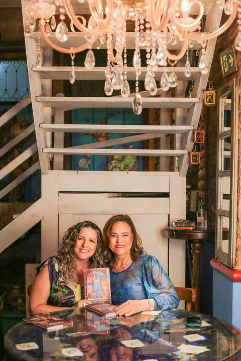 Eternizar o momento em que a chef Tereza Paim autografa seu novo livro é capturar a essência de sua trajetória. Cada assinatura carrega o afeto, a dedicação e o orgulho de quem dedica a vida a valorizar os sabores e as tradições da nossa terra.'