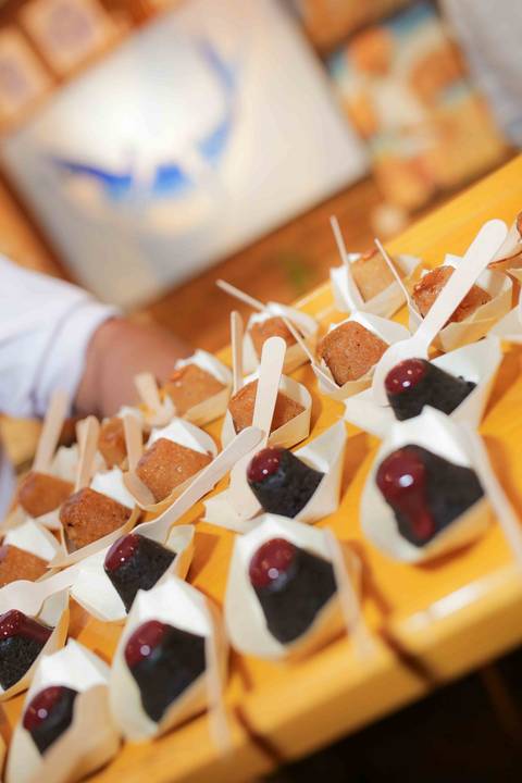 A gratidão estampada nos olhos de quem recebia o livro autografado mostra o valor intangível do trabalho da chef. Uma celebração completa de 14 anos, onde a gastronomia, a arte e o afeto se uniram em uma noite que ficará guardada para sempre.'