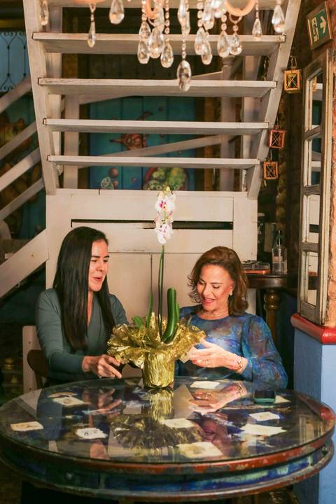 Eternizar o momento em que a chef Tereza Paim autografa seu novo livro é capturar a essência de sua trajetória. Cada assinatura carrega o afeto, a dedicação e o orgulho de quem dedica a vida a valorizar os sabores e as tradições da nossa terra.'