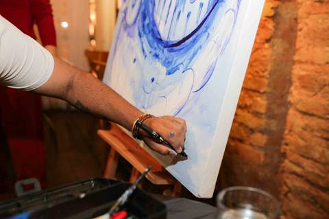 A gratidão estampada nos olhos de quem recebia o livro autografado mostra o valor intangível do trabalho da chef. Uma celebração completa de 14 anos, onde a gastronomia, a arte e o afeto se uniram em uma noite que ficará guardada para sempre.'
