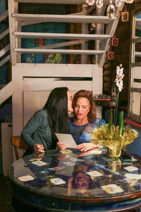 Eternizar o momento em que a chef Tereza Paim autografa seu novo livro é capturar a essência de sua trajetória. Cada assinatura carrega o afeto, a dedicação e o orgulho de quem dedica a vida a valorizar os sabores e as tradições da nossa Eternizar oterra.'