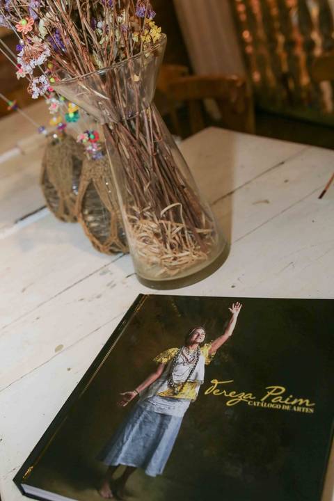 A gratidão estampada nos olhos de quem recebia o livro autografado mostra o valor intangível do trabalho da chef. Uma celebração completa de 14 anos, onde a gastronomia, a arte e o afeto se uniram em uma noite que ficará guardada para sempre.'