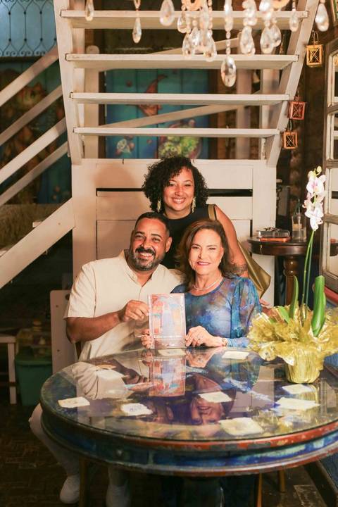 Eternizar o momento em que a chef Tereza Paim autografa seu novo livro é capturar a essência de sua trajetória. Cada assinatura carrega o afeto, a dedicação e o orgulho de quem dedica a vida a valorizar os sabores e as tradições da nossa terra.'