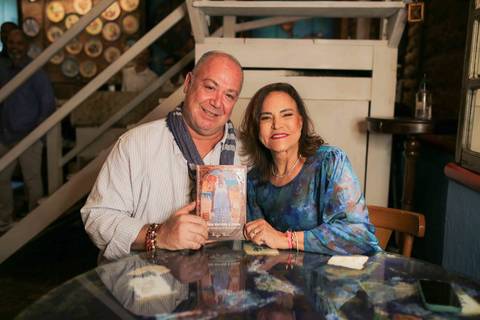 Celebrar 14 anos da Casa de Tereza ao lado da chef Tereza Paim é viver a verdadeira essência da culinária baiana. Cada detalhe da noite refletiu o amor, a dedicação e a rica história que transformaram este espaço em uma referência na Bahia toda.'