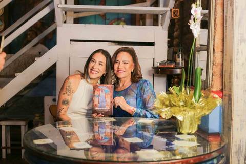 Eternizar o momento em que a chef Tereza Paim autografa seu novo livro é capturar a essência de sua trajetória. Cada assinatura carrega o afeto, a dedicação e o orgulho de quem dedica a vida a valorizar os sabores e as tradições da nossa terra.'