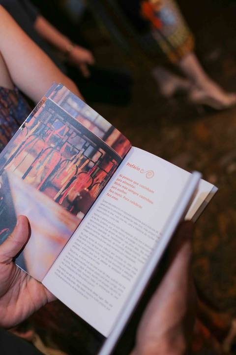 Eternizar o momento em que a chef Tereza Paim autografa seu novo livro é capturar a essência de sua trajetória. Cada assinatura carrega o afeto, a dedicação e o orgulho de quem dedica a vida a valorizar os sabores e as tradições da nossa terra.'