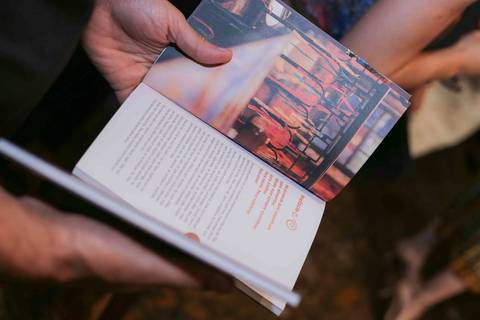 Eternizar o momento em que a chef Tereza Paim autografa seu novo livro é capturar a essência de sua trajetória. Cada assinatura carrega o afeto, a dedicação e o orgulho de quem dedica a vida a valorizar os sabores e as tradições da nossa terra.'