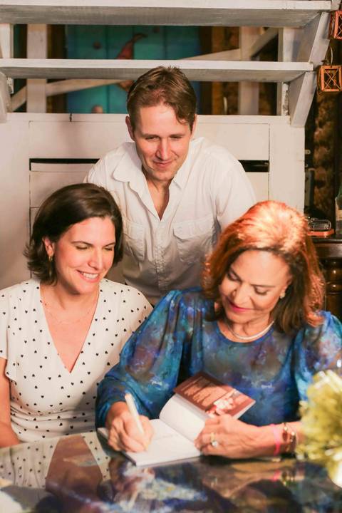 Eternizar o momento em que a chef Tereza Paim autografa seu novo livro é capturar a essência de sua trajetória. Cada assinatura carrega o afeto, a dedicação e o orgulho de quem dedica a vida a valorizar os sabores e as tradições da nossa terra.'