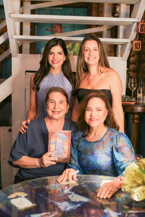 Eternizar o momento em que a chef Tereza Paim autografa seu novo livro é capturar a essência de sua trajetória. Cada assinatura carrega o afeto, a dedicação e o orgulho de quem dedica a vida a valorizar os sabores e as tradições da nossa terra.'