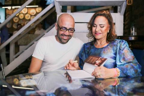 Celebrar 14 anos da Casa de Tereza ao lado da chef Tereza Paim é viver a verdadeira essência da culinária baiana. Cada detalhe da noite refletiu o amor, a dedicação e a rica história que transformaram este espaço em uma referência na Bahia toda.'
