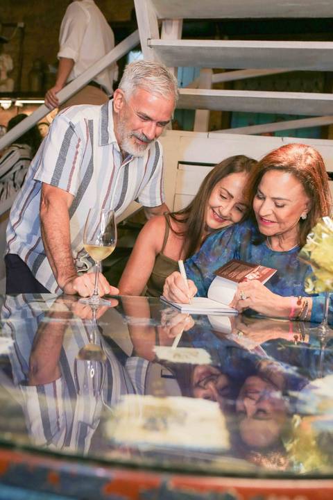 Noites como esta mostram a força e a beleza da gastronomia da Bahia. Celebrar mais de uma década da Casa de Tereza ao lado de amigos e admiradores reforça a importância de preservar e honrar nossas raízes culturais através de cada prato servido.'