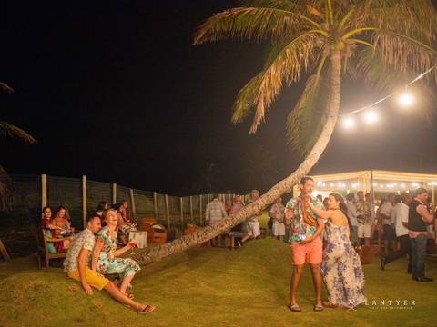 Casal animados em casamento na praia em Praia do Forte -Ba - Praia de Subaúma'