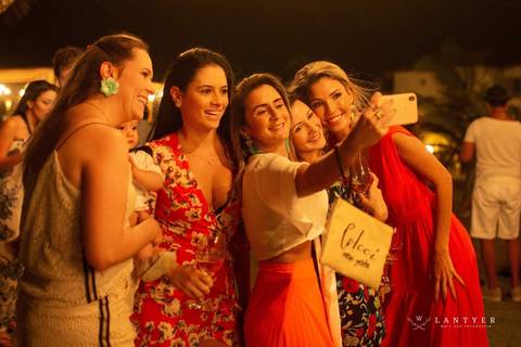 Selfie - Praia de Subaúma - Tree Bies Resort - Subaúma - Bahia - Festa de Pré-Casamento - Casamento na Praia - Praia do Forte Bahia
'