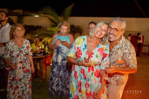 Pai e Mãe de Noivo dança em Praia de Subaúma - Casamento na praia - Edno Sá canta em Casamento em Subaúma - Cantor de Casamento Tree Bies Resort - Subaúma - Bahia - Festa de Pré-Casamento - Casamento na Praia - Praia do Forte Bahia
'