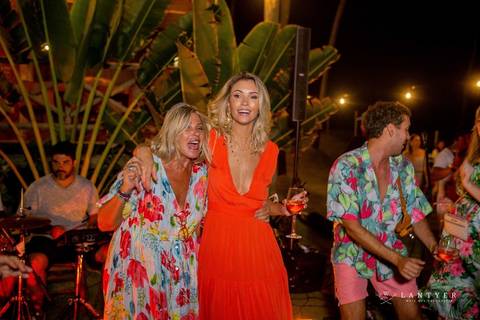 Casamento em Subaúma - Cantor de Casamento Tree Bies Resort - Subaúma - Bahia - Festa de Pré-Casamento - Casamento na Praia - Praia do Forte Bahia – Noivos – Edno Sá - Waldyr Lantyer Fotrografia - Foto da Hora SSA'