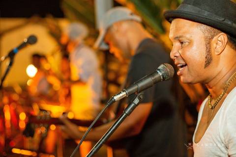 Casamento em Subaúma - Cantor de Casamento Tree Bies Resort - Subaúma - Bahia - Festa de Pré-Casamento - Casamento na Praia - Praia do Forte Bahia – Noivos – Edno Sá - Waldyr Lantyer Fotrografia - Foto da Hora SSA'