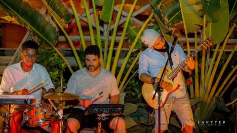 Casamento em Subaúma - Cantor de Casamento Tree Bies Resort - Subaúma - Bahia - Festa de Pré-Casamento - Casamento na Praia - Praia do Forte Bahia – Noivos – Edno Sá - Waldyr Lantyer Fotrografia - Foto da Hora SSA'