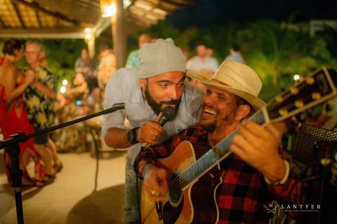 Casamento em Subaúma - Cantor de Casamento Tree Bies Resort - Subaúma - Bahia - Festa de Pré-Casamento - Casamento na Praia - Praia do Forte Bahia – Noivos – Edno Sá - Paulo Raio - Waldyr Lantyer Fotrografia - Foto da Hora SSA'