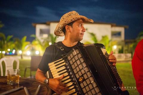 Casamento em Subaúma - Cantor de Casamento Tree Bies Resort - Subaúma - Bahia - Festa de Pré-Casamento - Casamento na Praia - Praia do Forte Bahia – Noivos – Edno Sá - Waldyr Lantyer Fotrografia - Foto da Hora SSA - Paulo Raio'