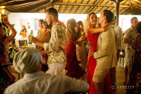 Casamento em Subaúma - Cantor de Casamento Tree Bies Resort - Subaúma - Bahia - Festa de Pré-Casamento - Casamento na Praia - Praia do Forte Bahia – Noivos – Edno Sá - Waldyr Lantyer Fotrografia - Foto da Hora SSA'