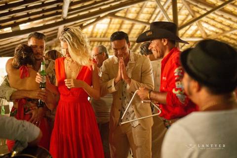 Casamento em Subaúma - Cantor de Casamento Tree Bies Resort - Subaúma - Bahia - Festa de Pré-Casamento - Casamento na Praia - Praia do Forte Bahia – Noivos – Edno Sá - Waldyr Lantyer Fotrografia - Foto da Hora SSA'