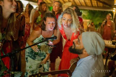 Casamento em Subaúma - Cantor de Casamento Tree Bies Resort - Subaúma - Bahia - Festa de Pré-Casamento - Casamento na Praia - Praia do Forte Bahia – Noivos – Edno Sá - Waldyr Lantyer Fotrografia - Foto da Hora SSA'