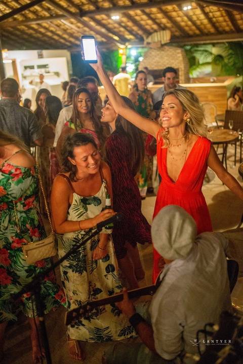 Casamento em Subaúma - Cantor de Casamento Tree Bies Resort - Subaúma - Bahia - Festa de Pré-Casamento - Casamento na Praia - Praia do Forte Bahia – Noivos – Edno Sá - Waldyr Lantyer Fotrografia - Foto da Hora SSA'