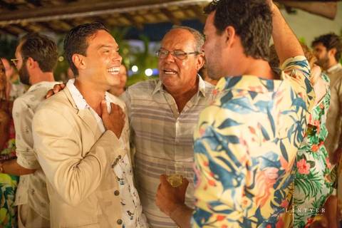 Casamento em Subaúma - Cantor de Casamento Tree Bies Resort - Subaúma - Bahia - Festa de Pré-Casamento - Casamento na Praia - Praia do Forte Bahia – Noivos – Edno Sá - Waldyr Lantyer Fotrografia - Foto da Hora SSA'