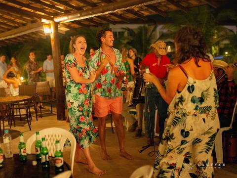 Casamento em Subaúma - Cantor de Casamento Tree Bies Resort - Subaúma - Bahia - Festa de Pré-Casamento - Casamento na Praia - Praia do Forte Bahia – Noivos – Edno Sá - Waldyr Lantyer Fotrografia - Foto da Hora SSA'