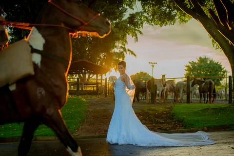 Prévia de Noiva em Brasília-DF / Espaço da Lenda / Casar em Brasília 2019 - Noiva faz ensaio no Espaço da Lenda Noiva com Cavalo'
