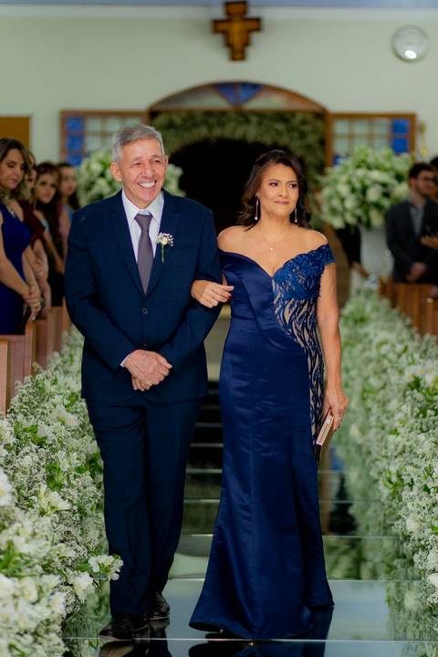 Espaço: @varandaspark⁠
Decoração: @dicamargodecoracoes⁠
Buffet: @andregourmet⁠
Banda para recepção: @elasduarte⁠
Transporte da noiva: @pratikamanobrista⁠
Cabelo e maquiagem: @fiore.institutodebeleza⁠
Vestido de noiva: @maisonvivianspier⁠'