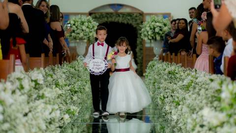 Espaço: @varandaspark⁠
Decoração: @dicamargodecoracoes⁠
Buffet: @andregourmet⁠
Banda para recepção: @elasduarte⁠
Transporte da noiva: @pratikamanobrista⁠
Cabelo e maquiagem: @fiore.institutodebeleza⁠
Vestido de noiva: @maisonvivianspier⁠'