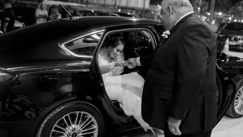 Espaço: @varandaspark⁠
Decoração: @dicamargodecoracoes⁠
Buffet: @andregourmet⁠
Banda para recepção: @elasduarte⁠
Transporte da noiva: @pratikamanobrista⁠
Cabelo e maquiagem: @fiore.institutodebeleza⁠
Vestido de noiva: @maisonvivianspier⁠'