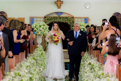 Espaço: @varandaspark⁠
Decoração: @dicamargodecoracoes⁠
Buffet: @andregourmet⁠
Banda para recepção: @elasduarte⁠
Transporte da noiva: @pratikamanobrista⁠
Cabelo e maquiagem: @fiore.institutodebeleza⁠
Vestido de noiva: @maisonvivianspier⁠
Waldyr Lantyer'