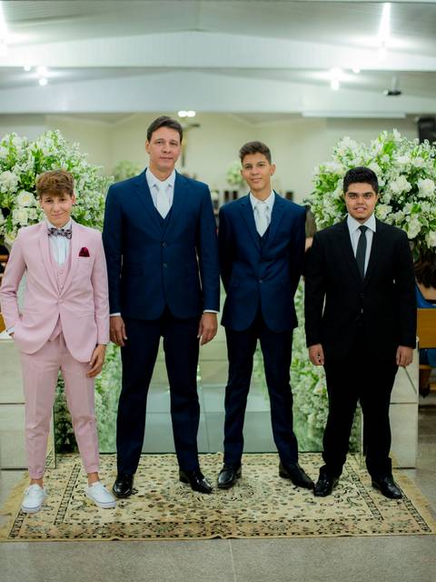 Espaço: @varandaspark⁠
Decoração: @dicamargodecoracoes⁠
Buffet: @andregourmet⁠
Banda para recepção: @elasduarte⁠
Transporte da noiva: @pratikamanobrista⁠
Cabelo e maquiagem: @fiore.institutodebeleza⁠
Vestido de noiva: @maisonvivianspier⁠'