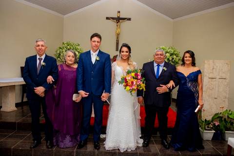 @dicamargodecoracoes⁠
Buffet: @andregourmet⁠
Banda para recepção: @elasduarte⁠
Transporte da noiva: @pratikamanobrista⁠
Cabelo e maquiagem: @fiore.institutodebeleza⁠
Vestido de noiva: @maisonvivianspier⁠
Waldyr Lantyer'