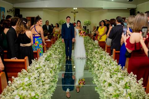 @dicamargodecoracoes⁠
Buffet: @andregourmet⁠
Banda para recepção: @elasduarte⁠
Transporte da noiva: @pratikamanobrista⁠
Cabelo e maquiagem: @fiore.institutodebeleza⁠
Vestido de noiva: @maisonvivianspier⁠
Waldyr Lantyer'