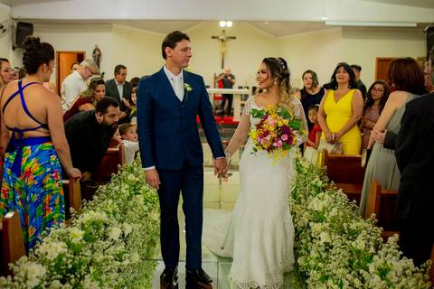 @dicamargodecoracoes⁠
Buffet: @andregourmet⁠
Banda para recepção: @elasduarte⁠
Transporte da noiva: @pratikamanobrista⁠
Cabelo e maquiagem: @fiore.institutodebeleza⁠
Vestido de noiva: @maisonvivianspier⁠
Waldyr Lantyer'