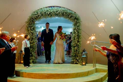 @dicamargodecoracoes⁠
Buffet: @andregourmet⁠
Banda para recepção: @elasduarte⁠
Transporte da noiva: @pratikamanobrista⁠
Cabelo e maquiagem: @fiore.institutodebeleza⁠
Vestido de noiva: @maisonvivianspier⁠
Waldyr Lantyer'