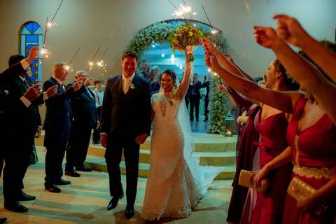 @dicamargodecoracoes⁠
Buffet: @andregourmet⁠
Banda para recepção: @elasduarte⁠
Transporte da noiva: @pratikamanobrista⁠
Cabelo e maquiagem: @fiore.institutodebeleza⁠
Vestido de noiva: @maisonvivianspier⁠
Waldyr Lantyer'