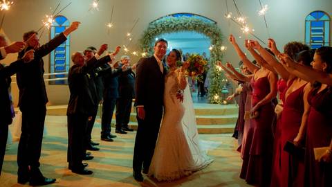 @dicamargodecoracoes⁠
Buffet: @andregourmet⁠
Banda para recepção: @elasduarte⁠
Transporte da noiva: @pratikamanobrista⁠
Cabelo e maquiagem: @fiore.institutodebeleza⁠
Vestido de noiva: @maisonvivianspier⁠
Waldyr Lantyer'