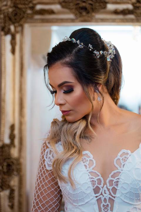 Noiva Pamella no @fiore.institutodebeleza⁠ vestindo @maisonvivianspier⁠. Makingof da noiva em Águas Claras-DF'