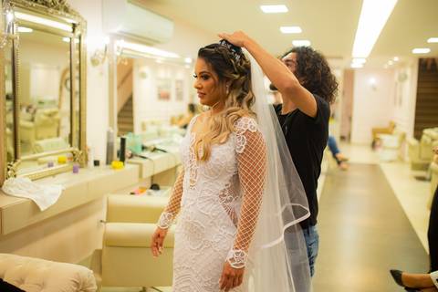 Noiva Pamella no @fiore.institutodebeleza⁠ vestindo @maisonvivianspier⁠. Makingof da noiva em Águas Claras-DF'