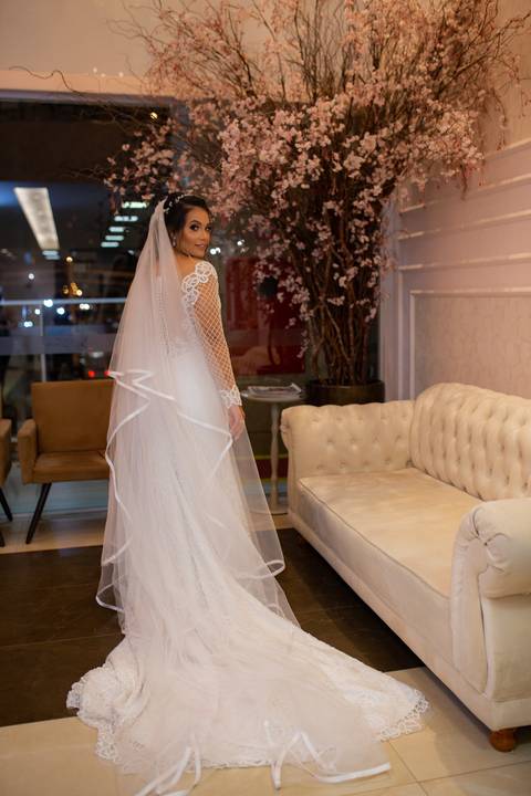 Noiva Pamella no @fiore.institutodebeleza⁠ vestindo @maisonvivianspier⁠. Makingof da noiva em Águas Claras-DF'