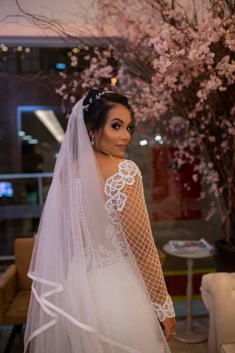 Noiva Pamella no @fiore.institutodebeleza⁠ vestindo @maisonvivianspier⁠. Makingof da noiva em Águas Claras-DF'