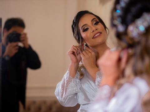 Noiva Pamella no @fiore.institutodebeleza⁠ vestindo @maisonvivianspier⁠. Makingof da noiva em Águas Claras-DF'