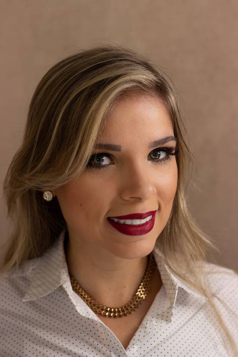 retrato profissional corporativo da advogada Thais Saturnino para redes sociais'