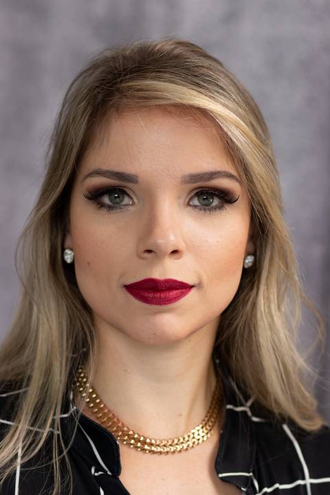 retrato profissional corporativo da advogada Thais Saturnino para redes sociais'